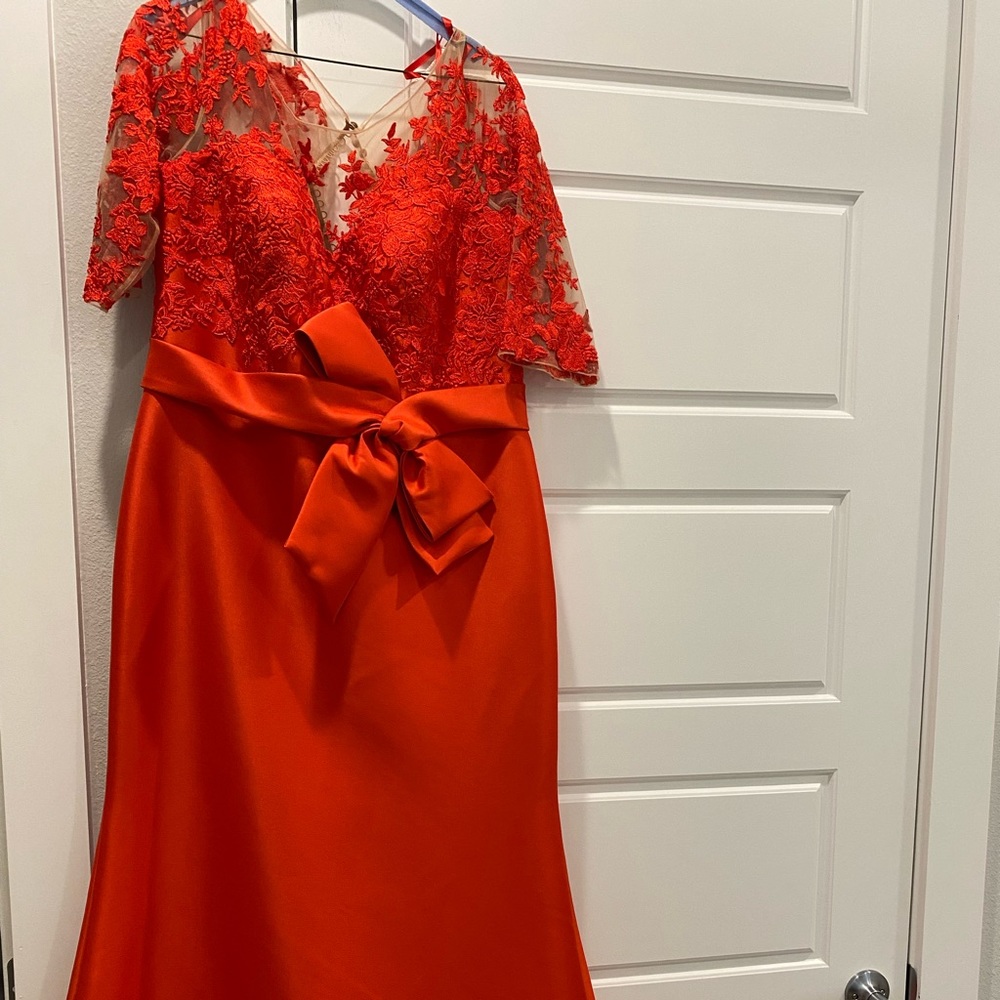 THE PARTY EDIT BY PRONOVIAS Mermaid dress with tattoo-effect back